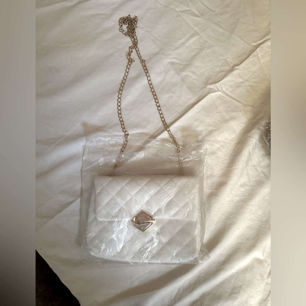 NWOT (never came w/ tags), White Quilted Purse with Gold detachable strap